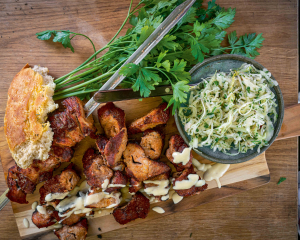 Schopfbraten-Spieße mit Krautsalat 