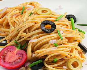 Schnelle Spaghetti N°1 mit Tomaten, Oliven und Basilikum