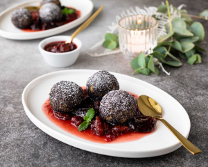 Mohn-Grießknödel auf Zwetschkenröster