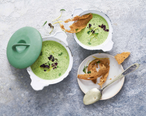 Frühlingskräutersuppe mit Kornspitzcracker und Zitronen