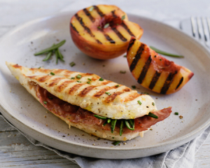 Gegrillte Hühner- Saltimbocca mit Wedges & Pesto