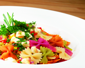 Bunte Farfalle mit Paprika und Schafskäse