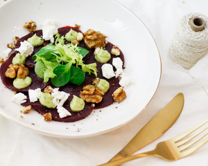 Rote Rüben Carpaccio mit Ziegenkäse und Avocadocreme