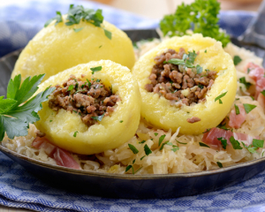 Selchfleischknödel mit Krautsalat