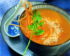 Karotten-Ingwer Suppe mit Sesam