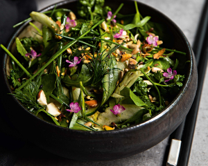 Knackiger Kräutersalat mit Fenchel und Gurke