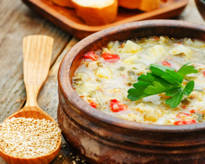 Scharfe Gemüsesuppe mit Fadennudeln