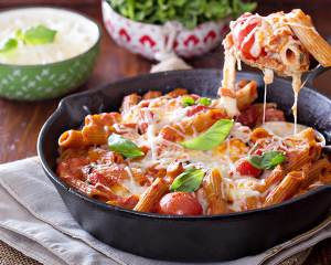 Überbackene Penne mit Tomaten und Thunfisch