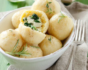 Erdäpfelknödel mit Spinat-Schafskäsefülle und brauner Butter