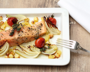 Lachs aus dem Backofen mit Fenchel, Tomaten und Thymian-Kartoffeln