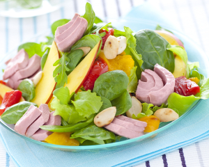 Salat mit Thunfisch, Paprika, Mango und Mandeln