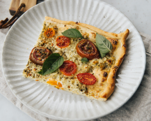 Tomaten-Kräuter Flammkuchen