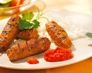 Cevapcici mit Tomaten und Zwiebeln