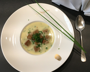 Zucchinicremesuppe mit Croutons