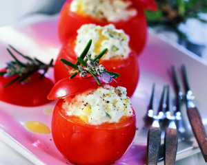 Tomaten mit Mozzarella gefüllt