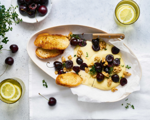 Warmer Camembert mit gerösteten Kirschen