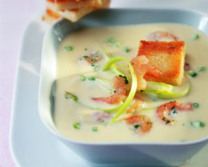 Spargelcremesuppe mit Shrimps