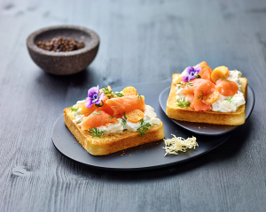  Ölz Butter Toast mit Räucherlachs, Veilchen, Physalis, Honig, Senfgurken, Ricotta & Dillkraut