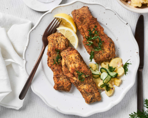 Karpfen in der Mohnkruste mit Erdäpfelsalat und Gurken