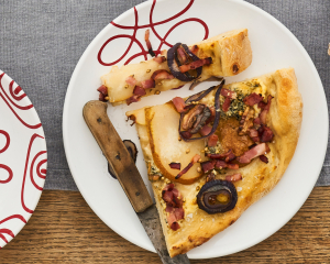 Flammkuchen mit Birnen, Speck und Walnüssen