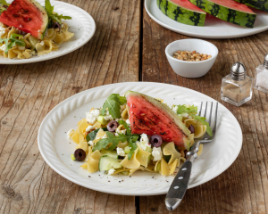 Nudelsalat mit gegrillter Wassermelone und Feta