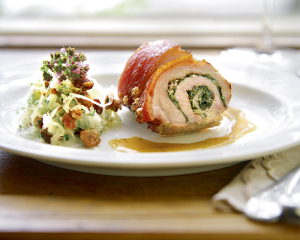 Gerolltes Spanferkel mit lauwarmen Grammel-Krautsalat