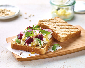 Mehrkorn Toast rote Rüben, Apfel-Kren, Chioggia Rübe & geröstete Sonnenblumenkerne