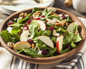 Herbstlicher Salat mit Äpfel und Nüssen