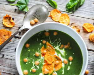 Spinatsuppe mit Süßkartoffel- Chips und Backerbsen