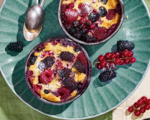 Clafoutis mit Beeren und Rosenzucker 