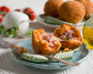 Reisbällchen mit Thunfisch und geschmolzenem Mozzarella