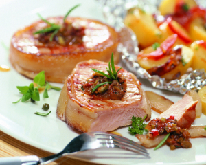 Marinierte Steaks mit Tomaten-Oliven-Kapern-Dip