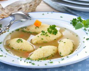 Bouillon mit Petersilnockerl