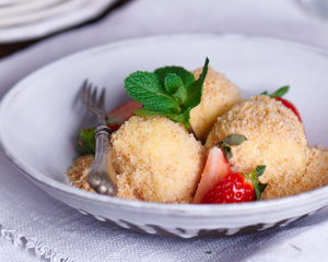 Topfenknödel mit Erdbeersauce