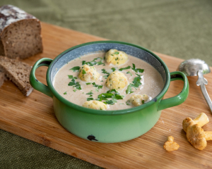 Eierschwammerlsuppe mit Bröselknödel