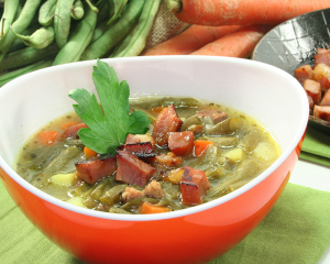 Fisolensuppe mit Speckwürfel