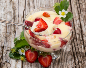 Eierlikörcreme mit Erdbeeren