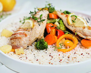 Hühnchen mit Gemüse, Reis & Quinoa