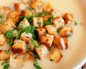 Rahmsuppe vom Magdalenenkäse mit Jungzwiebeln und Croutons 