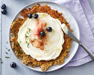 Kräuter-Pfannkuchen mit Schinken, Blaubeeren und Ahornsirup