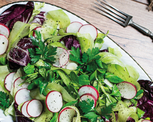 Bunter Salat mit Radieschendressing