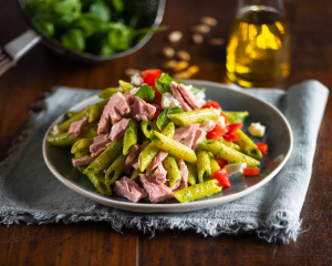 Pasta mit Basilikum-Frischkäse-Pesto, Thunfisch und Mozzarella