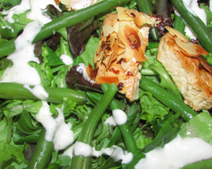 Salatmix mit Tofu in Mandelkruste und Joghurt-Kokosmilchdressing