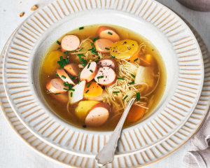 Würstlsuppe mit Wurzelwerk und Frankfurter 