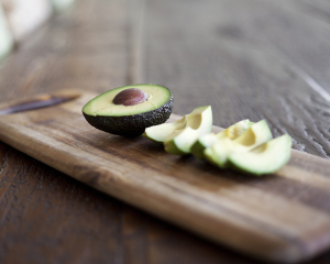 Avocadosalat mit Sesamvinaigrette und Rohschinken