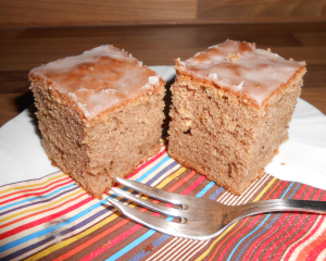 Zucchinikuchen mit Mandel-Zuckerglasur