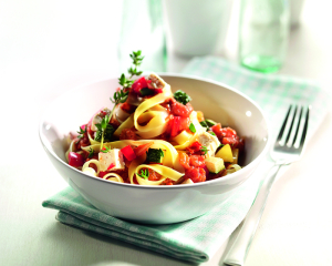 Tagliatelle alla Bolognese Paprika, Zucchini und marinierten Schafskäsewürfeln