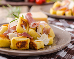 Gebratene Gnocchi mit Prosciutto