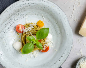 Spaghetti mit Pesto & Tomaten