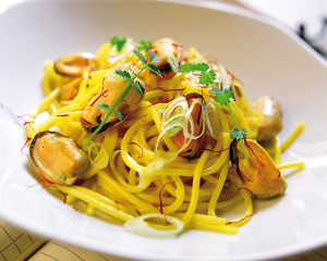 Spaghetti mit Muscheln, Safran und Knoblauch